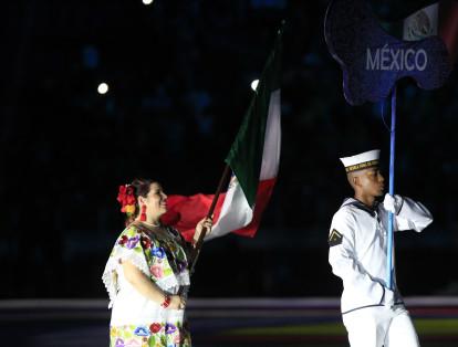 La entrada de las delegaciones al estadio Roberto Meléndez. En la imagen, México.