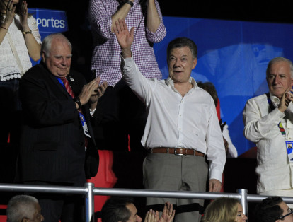 El presidente Juan Manuel Santos (centro) saluda al público. A su izquierda, Baltazar Medina, presidente del Comité Olímpico Colombiano.
