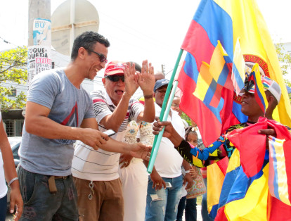 Los cartageneros se vistieron con la camiseta  de la Selección Colombia y ondearon la bandera tricolor al paso del majestuoso desfile que adornó las calles de la Localidad 3 de Cartagena.