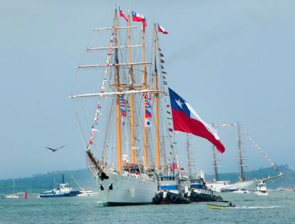 A las 10:00 a.m. llegó el buque Esmeralda de Chile.  Su tripulación conformada por 330 navegantes se sintió a lo lejos mientras interpretaban a todo pulmón el himno de su armada nacional.