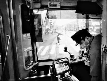 ‘Otro día lluvioso en Nagasaki (Japón)’

Ganadora en la categoría ciudades.

Tomada por Hiro Kurashina. Se trata de una vista de la calle principal de la ciudad japonesa de Nagasaki captada desde un tranvía, explica el fotógrafo. En su opinión, esta imagen tranquila contrasta con los congestionados centros urbanos de ese país, como Tokio y Osaka. Cada uno de los ganadores en las tres categorías (naturaleza, ciudades y gente) recibió 2.500 dólares.
