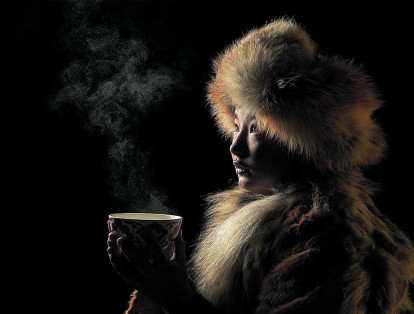 ‘Cultura del té’

Ganadora en la categoría gente


Tomada por Alessandra Meniconzi, de Suiza, en Ölgiy (Mongolia). La fotógrafa acompañó a una familia kazaja en su viaje desde el campamento de invierno hasta el de primavera. Según Meniconzi, el té es uno de los atributos de la hospitalidad de este pueblo. “No es solo una bebida –advierte–, sino una mezcla de tradición, cultura, relajación, ceremonia y placer”. La mujer que aparece en la foto se llama Damel.