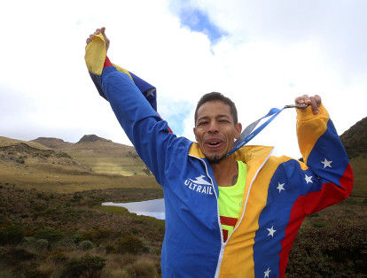 El ganador de los 42km fue el corredor de Venezuela, Juan Acosta, quien completó el exigente recorrido en 5 horas con 17 minutos.