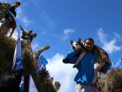 Una de las escenas más emotiva la protagonizó Cristian Ramos de Bogotá con su perro Sak, quienes corrieron la distancia 15km y por varios el atleta de ellos se montó su mascota a los hombros por que estaba cansado.