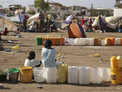 Unos 80 menores que habían estado encerrados en contenedores de mercancías durante meses, donde eran sometidos a abusos por parte de una banda de traficantes de personas, han sido hallados en un barrio periférico en el este de Jartum, la capital de Sudán. Un responsable del Ministerio sudanés de Bienestar Social dijo que los menores, cuyas edades van de los 13 a los 17 años, fueron encontrados en la zona de Nilo Occidental, y habían sufrido torturas y violencia física y sexual durante su cautiverio, que fue de entre tres y nueve meses.