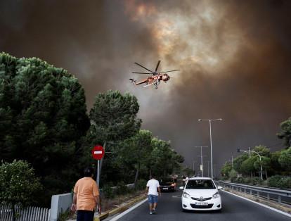 El balance de los incendios que han arrasado suburbios de Atenas subió a 60 muertos este martes, después del hallazgo de 26 cuerpos carbonizados, entre ellos niños.
