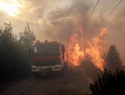 El primer ministro de Grecia, Myron Tsagarakys, confirmó que el balance de víctimas podría aumentar con el descubrimiento de personas sitiadas por las llamas en sus viviendas, porque hasta ahora no han podido inspeccionar todo el lugar.
