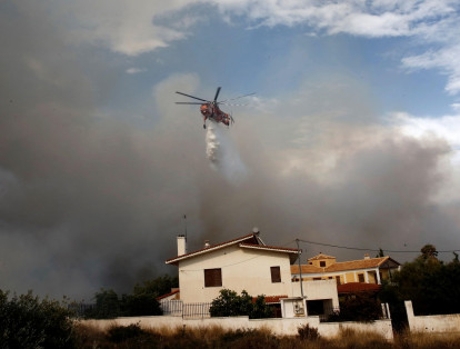 En Mati, la violencia de los vientos, con ráfagas de más de 100 km/h, "provocaron una progresión fulminante del fuego en el tejido urbano", explicó la portavoz de los bomberos, Stavrula Maliri.
