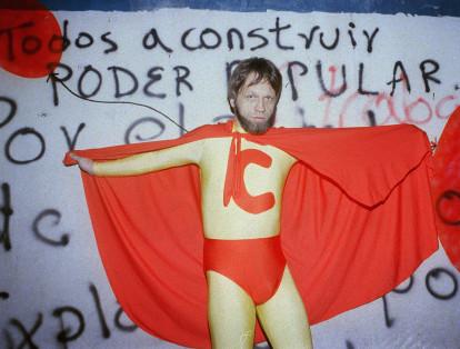 Antanas Mockus en sus años como alcalde de Bogotá, llevó a cabo una particular campaña para promover la cultura ciudadana en la capital de Colombia. El político solía vestir un traje de un super héroe llamado 'Súper Cívico'.