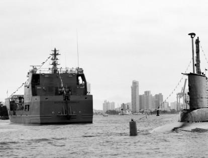 Tres fragatas, dos Buques de Desembarco Anfibio, una Patrullera de Costa y los cuatro submarinos rinden honores al señor Ministro de la Defensa Nacional.