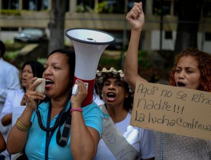 Los docentes de las universidades públicas de Venezuela, que reclaman mejoras salariales desde hace un mes y que atenderán este jueves un paro de actividades por 24 horas, pidieron este miércoles al Gobierno "un cambio de modelo económico" para que se cumplan los "derechos sociales" de los trabajadores.
