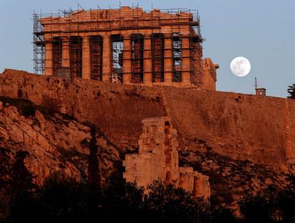 Vista de la luna llena junto al Partenón de Atenas, 
Grecia.