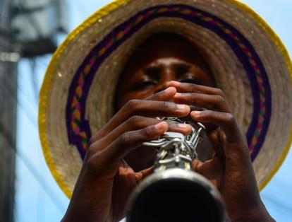 Un hombre toca un clarinete durante las Fiestas de San Pacho. Festividad  declarada Patrimonio Inmaterial de la Humanidad