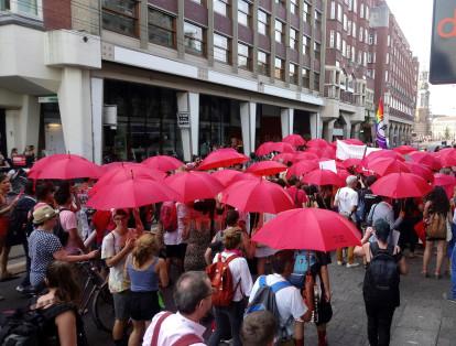 Trabajadoras sexuales de más de 36 países marcharon hoy en el corazón de Ámsterdam para exigir la eliminación de las leyes que "ponen en peligro" la vida de las prostitutas que ejercen en las calles de todo el mundo y para pedir el fin de los "estigmas" que rodean su trabajo.