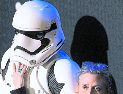 Walt Disney Co anunció que la fallecida actriz Carrie Fisher aparecerá en la próxima película de la saga Star Wars, gracias al uso de escenas inéditas que grabó para El despertar de la Fuerza.