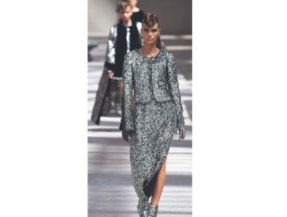 Chanel: La última colección de Lagerfeld fue concebida como un homenaje al París otoñal, con trajes de colores pálidos, negro o azul profundo, tules bordados y aplicaciones de cristalería, que aluden a la bohemia citadina.