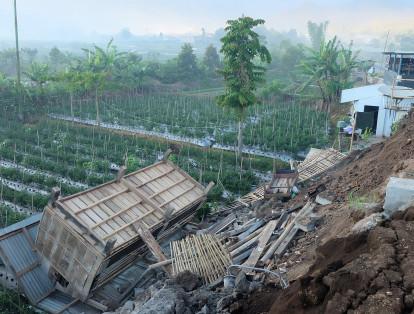 Fue seguido por más de 120 réplicas, la más fuerte de magnitud 5,7, según la Agencia de Geofísica y Meteorología de 
Indonesia.