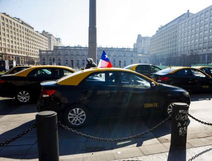 Alrededor de 400 taxistas bloquearon el centro de Buenos Aires para protestar ante la posibilidad de que legalicen, este martes, la aplicación de transporte Uber en la ciudad de Mendoza. En Chile y en España también salieron a protestar por la posible legalización de Uber y Cabify.