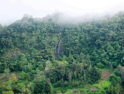 El municipio, que es destino turístico en el país, está rodeado de montañas, es bañado por las aguas del río Piedras y está custodiado por el morro El Salvador.