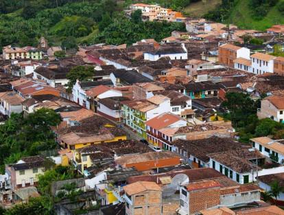 Jericó se encuentra a una distancia de dos horas y media de Medellín y una de las vías que se pueden tomar para llegar es Medellín - Caldas - Fredonia - Puente Iglesias y Jericó.