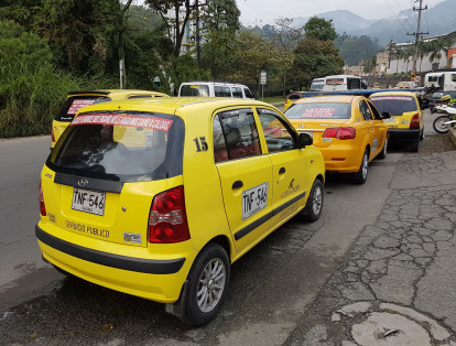 El gremio de taxistas que trabajan en el municipio, lanzaron una voz de protesta ante la alcaldía de Caldas por la decisión de poner a circular nuevos carros de transporte público, asegurando que el territorio es muy pequeño para soportar el aumento de taxis.