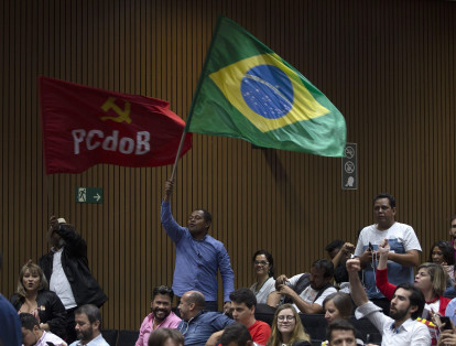 El 59% de los electores brasileños no sabe por quién va a votar, si pretende votar en blanco o anular su sufragio en las elecciones presidenciales de octubre próximo, en una demostración del pesimismo de los votantes y del rechazo a la clase política, según una encuesta divulgada por el Instituto Ibope. A falta de poco más de dos meses para las elecciones del 7 de octubre, el 31% de los electores afirmó que pretende votar en blanco o anular su voto y un 28% aseguró que aún no sabe por cuál candidato va a votar, según el sondeo encomendado por la Confederación Nacional de la Industria (CNI).