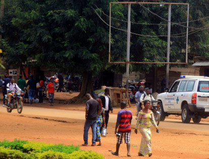 Un brote de ébola al este de la República Democrática del Congo (RDC) podría expandirse a decenas de kilómetros e implicar un riesgo regional alto debido a la proximidad con las fronteras, dijo el jueves un funcionario de la Organización Mundial de la Salud (OMS). Cuatro casos han sido confirmados en Mangina y sus alrededores, una localidad densamente poblada de la provincia de Kivu Norte, situada a 100 kilómetros de la frontera con Uganda, informó el Ministerio de Salud congoleño.
