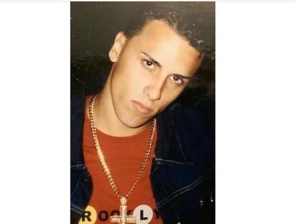 Nicky Jam: Su nombre es Nick Rivera Caminero, nació el 17 de marzo de 1981 en Boston. Se inició en el mundo de la música desde muy jóven. A mediados de 1990 conoció a Daddy Yankee y se unieron en un dúo hasta el 2004. En esa época entró en crisis por el alto consumo de drogas y bebidas alcohólicas.