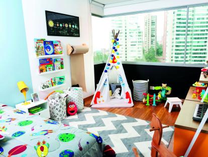 Esta habitación, diseñada por la firma paisa Little One para Martín, un niño de 3 años, incluye un área libre para jugar. Los colores primarios y alegres, combinados con neutros crean un ambiente festivo.