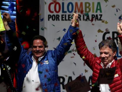 "¡No más el 'cómo voy yo' en este país! ¡No más! Ahora es… ¡cómo vamos todos! Hoy le pido a cada colombiano que se ponga la mano en el corazón y se pregunte: ¡qué capacidades… qué tiempo… qué energía estoy dispuesto a ofrecer para lograr esta visión, para que nuestros hijos puedan vivir en ese país! El trabajo no es sólo de este Presidente… ¡El trabajo es de todos! ¡Podemos hacerlo! ¡Lo vamos a hacer! A Colombia en paz, con equidad y educada… ¡no la frena nadie!"