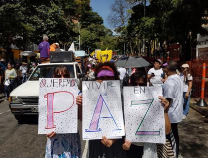 En Medellín, la consigna de los manifestantes también ha sido pedirle al nuevo gobierno que persevere en la búsqueda de la paz.