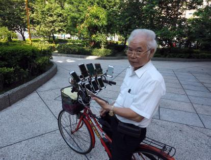 Anciano adicto a Pokémon Go juega en bicicleta con 11 celulares a la vez