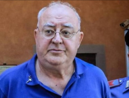 Paolo Glaentzer, sacerdote italiano de 70 años, fue arrestado tras ser sorprendido cuando abusaba de una menor de 10 años en su carro. (Captura de video).