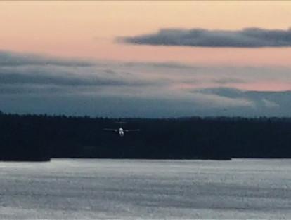 Un avión sin pasajeros se estrelló luego de que un empleado de una aerolínea realizara un despegue no autorizado desde el aeropuerto de Seattle, en el noroeste de Estados Unidos, la noche del viernes, informaron autoridades aeronáuticas en Twitter.