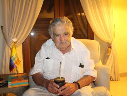 El expresidente de Uruguay, José Mujica, abandonó este martes su silla de senador, para la que había sido electo por cinco años. En una carta, solicitó al Senado "aceptar su renuncia (...) Los motivos son personales, diría 'cansancio de largo viaje'", señaló el carismático político.