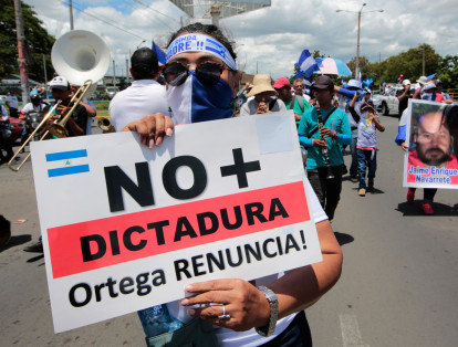 Una marcha contra el Gobierno de Nicaragua inició este sábado en Managua, cuando se cumplen 4 meses del estallido social que ha dejado cientos de muertos en protestas contra el presidente Daniel Ortega. Miles de nicaragüenses partieron desde el sureste hacia el centro de Managua, ataviados con la bandera azul y blanco de Nicaragua, y con carteles de repudio hacia el mandatario.