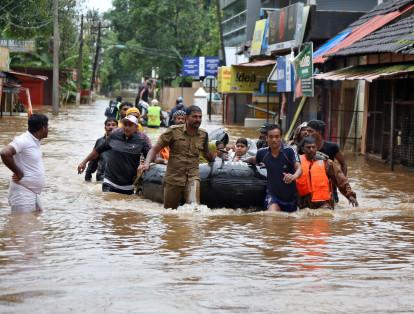 El estado sureño indio de Kerala vive desde hace diez días sus peores inundaciones en cerca de un siglo a causa de las torrenciales lluvias del monzón, que dejan ya cerca de 200 muertos y más de 220.000 evacuados en campamentos de emergencias de toda la región.