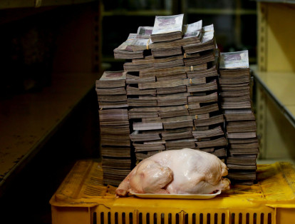 Un pollo de 2,4 kilogramos junto con 14'600.000 bolívares en efectivo, el dinero necesario para pagarlo en un mercado de Catia, en Caracas (Venezuela).