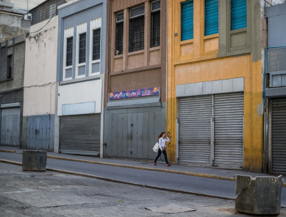 La mayoría de los comercios en Caracas permanecen cerrados, mientras las transacciones electrónicas con el nuevo cono monetario empezaron a ponerse en marcha en los pocos establecimientos abiertos: farmacias, panaderías y pequeños puestos de comida.