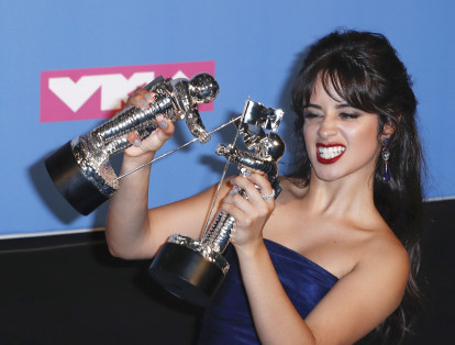 La cubana Camila Cabello venció a grandes de la música como Beyonce, Bruno Mars y Drake y se llevó a casa los dos principales premios en los MTV Video Music Awards (VMA). Fue elegida como Artista del año y, además, ganó el galardón a video del año por su éxito con sabor latino "Havana".