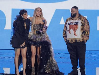 El galardón a Mejor colaboración fue para Jennifer Lopez, DJ Khaled y Cardi B con la canción Dinero.