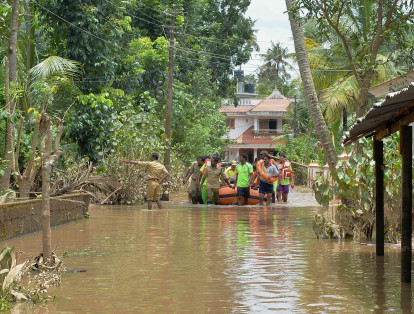 Más de un millón de personas se encuentran en campos de desplazados de Kerala, anunciaron las autoridades de este estado del sur de India azotado por un monzón que ha causado más de 410 muertos. El descenso de las aguas deja a la vista los destrozos en esta región turística.