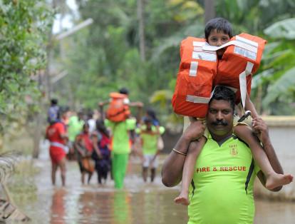 Los socorristas encontraron el lunes otros seis cuerpos, que elevan el balance de víctimas a más de 410 muertos desde el comienzo de la temporada del monzón en junio.