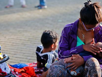 Un bebé en brazos de su madre venezolana no tiene aún conciencia de lo que pasa, y su refugio en el regazo maternal es lo único que puede protegerlo