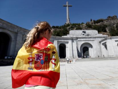Coronado por una inmensa cruz de 150 metros, el monumental mausoleo de Franco continúa generando división en España cuando, cuarenta años después de la muerte del exdictador, el gobierno socialista se prepara para exhumar sus restos.