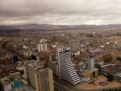 El edificio Fonade, la carrera 10ª y la fondos e ve la troncal de la Caracas.