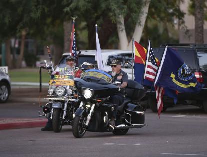 El funeral comenzó con una ceremonia privada dentro de la rotonda del Capitolio de Arizona, después de la cual el público fue invitado a presentar sus respetos desde las 14.00 hasta las 20.00 hora local.