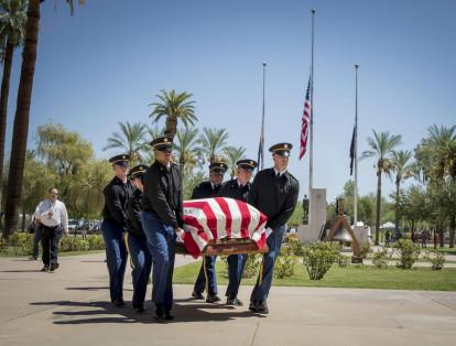 El domingo, McCain será enterrado en una ceremonia privada en la Academia Naval de los Estados Unidos en Annapolis, Maryland, donde se graduó como oficial de la Marina en 1958 antes de convertirse en piloto de combate.