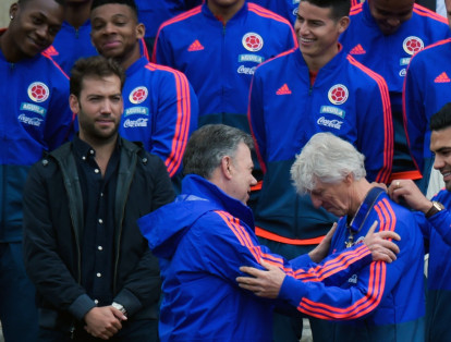 Colombia's national football team head coach Jose Pekerman (C) is awarded by President Juan Manuel Santos with the Order of Bocaya decoration during a ceremony ahead of the FIFA World Cup, in Bogota, on May.