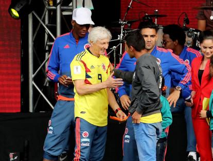 El entrenador de la selección Colombia de fútbol, el argentino José Néstor 
Pékerman (2i), saluda a un niño de la Fundación Selección Colombia acompañado de los jugadores Yerry Mina (i) y Radamel Falcao García (c-atrás) durante la ceremonia de bienvenida del equipo tras su participación en el Mundial de Rusia 2018 hoy, jueves 5 de julio de 2018, en el Estadio Nemesio Camacho El Campín, en Bogotá (Colombia). El equipo colombiano regresó al país tras su participación en el Mundial, en el que alcanzaron la fase de octavos de final